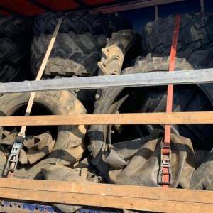 Peste 12 tone de deșeuri îmbrăcăminte și 150 de cauciucuri uzate, oprite la P.T.F Borș I și II