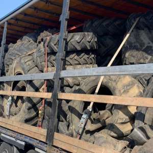 Peste 12 tone de deșeuri îmbrăcăminte și 150 de cauciucuri uzate, oprite la P.T.F Borș I și II