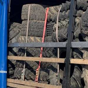 Peste 12 tone de deșeuri îmbrăcăminte și 150 de cauciucuri uzate, oprite la P.T.F Borș I și II