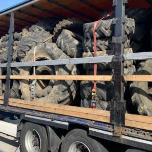 Peste 12 tone de deșeuri îmbrăcăminte și 150 de cauciucuri uzate, oprite la P.T.F Borș I și II