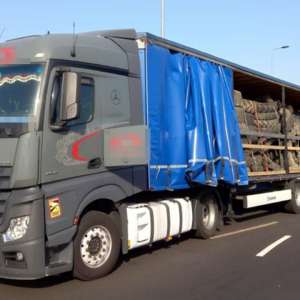 Peste 12 tone de deșeuri îmbrăcăminte și 150 de cauciucuri uzate, oprite la P.T.F Borș I și II