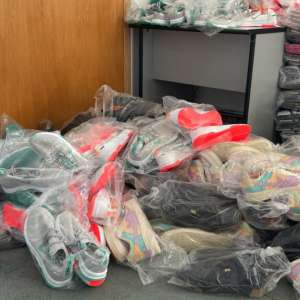 Articole de încălțăminte, susceptibile a fi contrafăcute, descoperite la P.T.F. Giurgiu