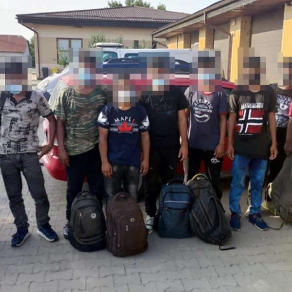 Călăuză arestată preventiv, pentru transportul a nouă cetăţeni străini