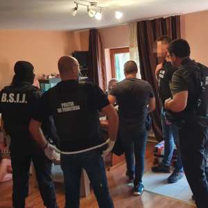 25 de percheziţii pentru destructurarea unui grup infracțional organizat pentru traficul de migranţi, derulate de poliţiştii de frontieră