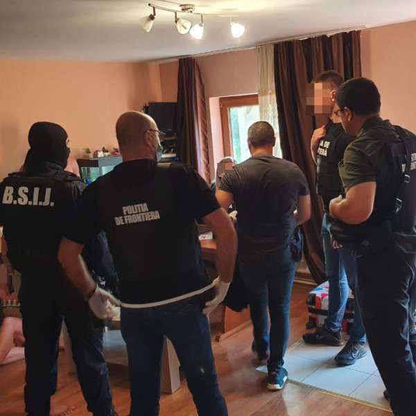22 de percheziţii pentru destructurarea unui grup infracțional organizat pentru traficul de migranţi, derulate de poliţiştii de frontieră