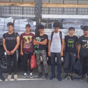 Șapte cetățeni străini au încercat să treacă ilegal frontiera, ascunși într-un automarfar