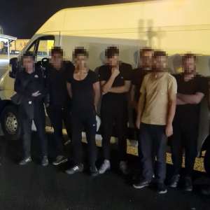 Nouă cetățeni sirieni au încercat să treacă ilegal frontiera, ascunși printre mobilă