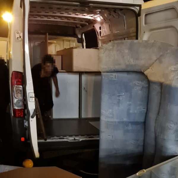 Nouă cetățeni sirieni au încercat să treacă ilegal frontiera, ascunși printre mobilă