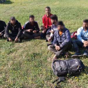 Două călăuze şi opt cetăţeni străini, opriţi la frontiera cu Serbia