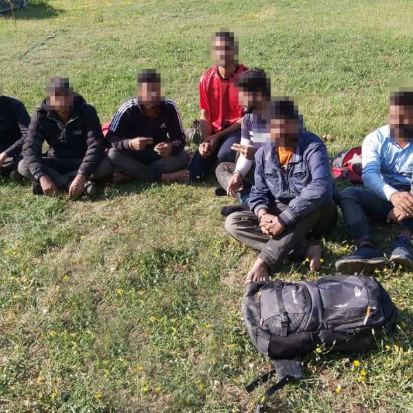 Două călăuze şi opt cetăţeni străini, opriţi la frontiera cu Serbia