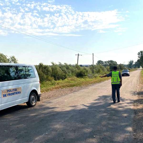 La volan cu permisul suspendat și sub influența băuturilor alcoolice
