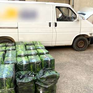 Aproximativ 15.000 pachete cu ţigări, descoperite într-o autoutilitară