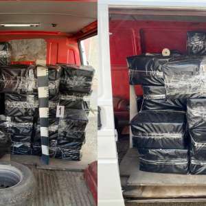 Aproximativ 15.000 pachete cu ţigări, descoperite într-o autoutilitară