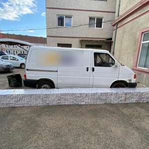 Aproximativ 15.000 pachete cu ţigări, descoperite într-o autoutilitară
