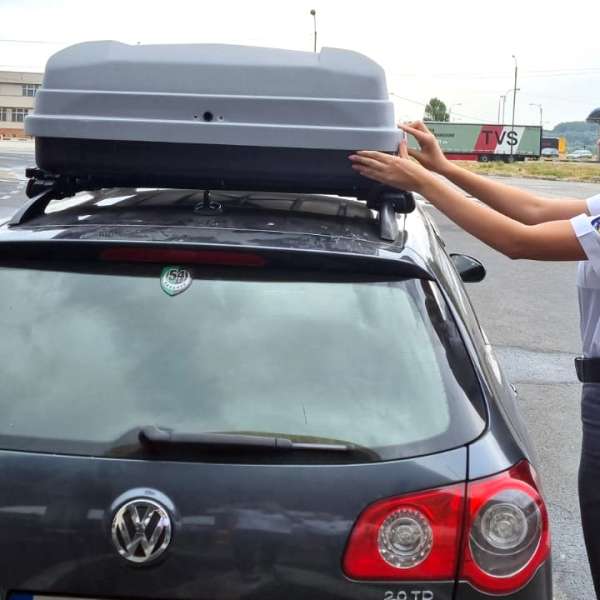 Sirian depistat ascuns în portbagajul suplimentar de pe plafonul unui autoturism