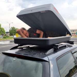 Sirian depistat ascuns în portbagajul suplimentar de pe plafonul unui autoturism