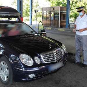 Permise de conducere necorespunzătoare, prezentate de doi bărbaţi la controlul de frontieră