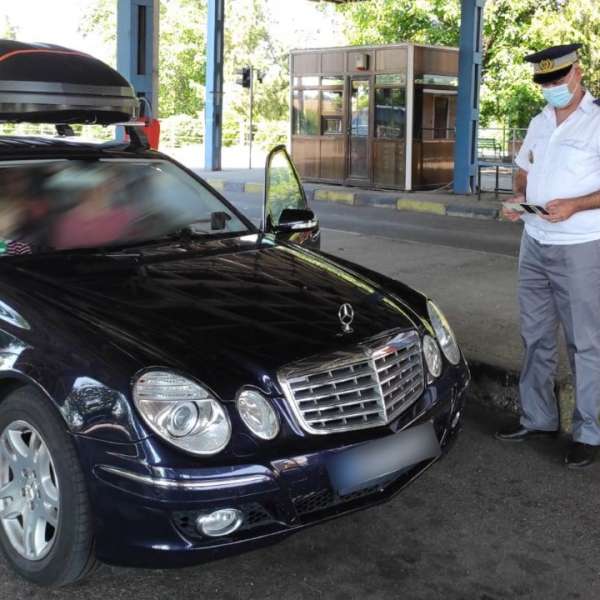 Permise de conducere necorespunzătoare, prezentate de doi bărbaţi la controlul de frontieră