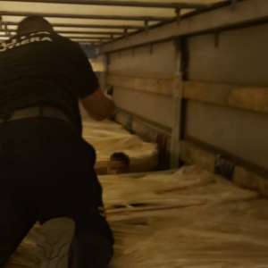 Doi tineri palestinieni ascunşi într-un autocamion, depistați în P.T.F. Giurgiu