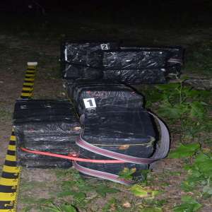 Aproximativ 11.000 pachete cu ţigări descoperite la frontiera cu Ucraina