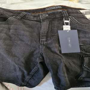 Mii de produse vestimentare susceptibile a fi contrafăcute, depistate în Portul Constanța