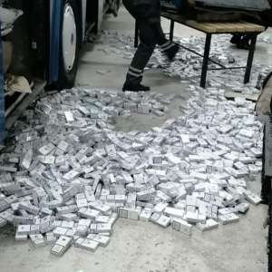 Autocar defect, blindat cu ţigarete, depistat la intrarea în România