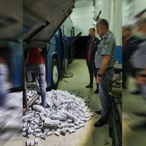 Autocar defect, blindat cu ţigarete, depistat la intrarea în România