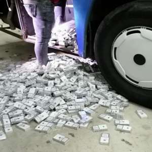 Autocar defect, blindat cu ţigarete, depistat la intrarea în România