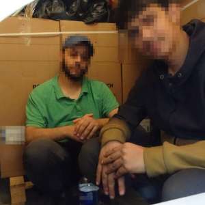 Metodă inedită de a trece ilegal frontiera de stat. Ascunderea în saci de plastic, în autocamioane