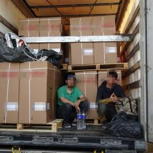 Metodă inedită de a trece ilegal frontiera de stat. Ascunderea în saci de plastic, în autocamioane