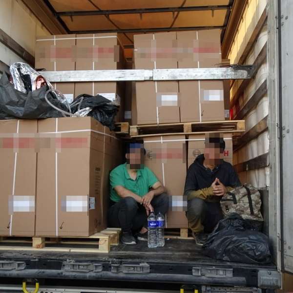 Metodă inedită de a trece ilegal frontiera de stat. Ascunderea în saci de plastic, în autocamioane