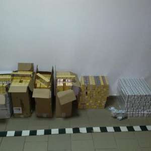 Țigări de contrabandă transportate cu drona şi lăsate într-o livadă de lângă Halmeu