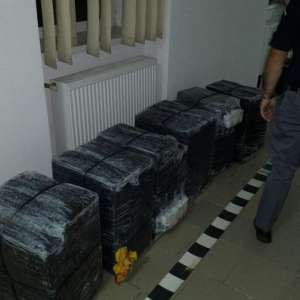 Țigări de contrabandă transportate cu drona şi lăsate într-o livadă de lângă Halmeu