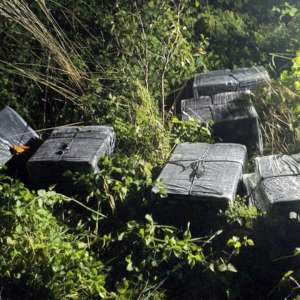 Țigări de contrabandă transportate cu drona şi lăsate într-o livadă de lângă Halmeu