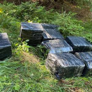 Țigări de contrabandă transportate cu drona şi lăsate într-o livadă de lângă Halmeu