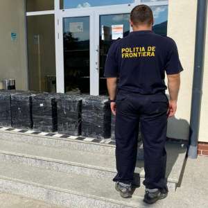 Țigări de contrabandă transportate cu drona şi lăsate într-o livadă de lângă Halmeu
