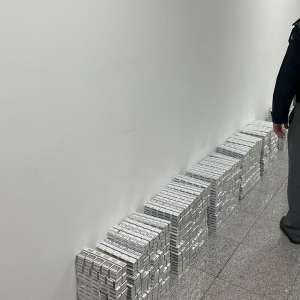 Țigări de contrabandă transportate cu drona şi lăsate într-o livadă de lângă Halmeu