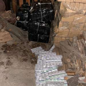 Țigări de contrabandă transportate cu drona şi lăsate într-o livadă de lângă Halmeu