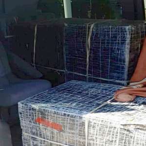 Microbuz plin cu ţigări de contrabandă, blocat în trafic de către poliţiştii de frontieră botoșăneni