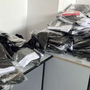 Sute de articole vestimentare, susceptibile a fi contrafăcute, descoperite de polițiștii de frontieră din cadrul P.T.F. Giurgiu