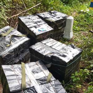 Ţigarete de contrabandă abandonate în vegetaţie la vederea poliţiştilor de frontieră