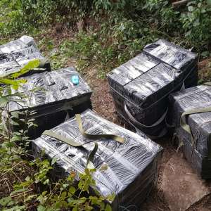 Ţigarete de contrabandă abandonate în vegetaţie la vederea poliţiştilor de frontieră
