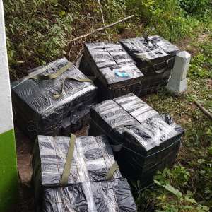 Ţigarete de contrabandă abandonate în vegetaţie la vederea poliţiştilor de frontieră