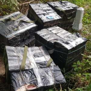 Ţigarete de contrabandă abandonate în vegetaţie la vederea poliţiştilor de frontieră