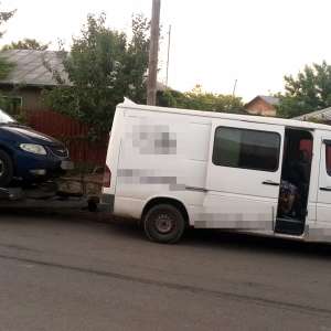 Ansamblu rutier condus fără drept oprit de poliţiştii de frontieră