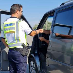 La plimbare cu maşina, băut şi fără permis de conducere