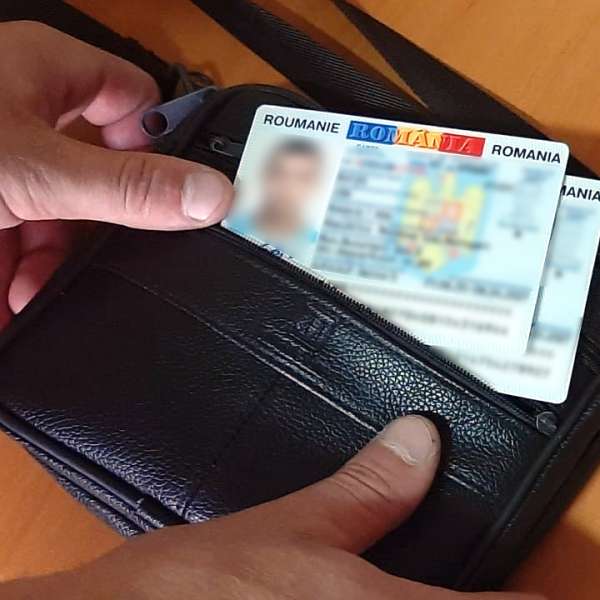 Tineri cu documente de identitate false opriţi din drumul spre Europa