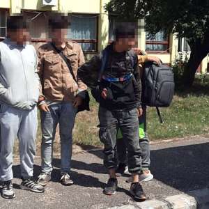 Patru cetățeni străini au încercat să treacă ilegal frontiera, ascunși într-un automarfar