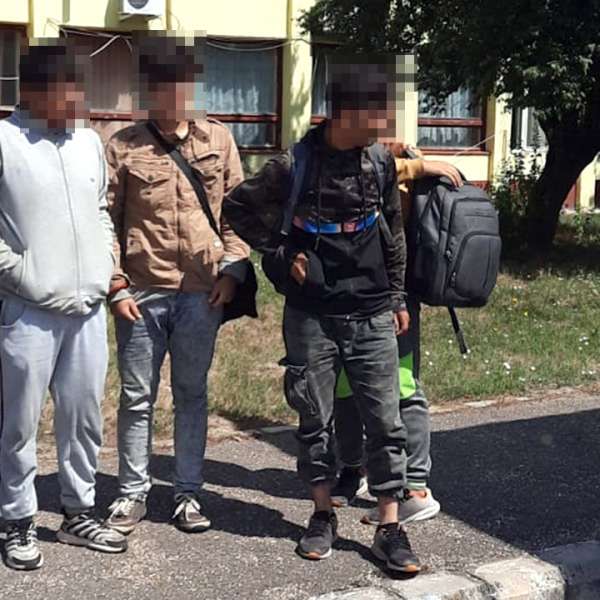 Patru cetățeni străini au încercat să treacă ilegal frontiera, ascunși într-un automarfar