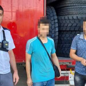 Doi tineri sirieni ascunşi într-un autocamion, depistați în P.T.F. Giurgiu